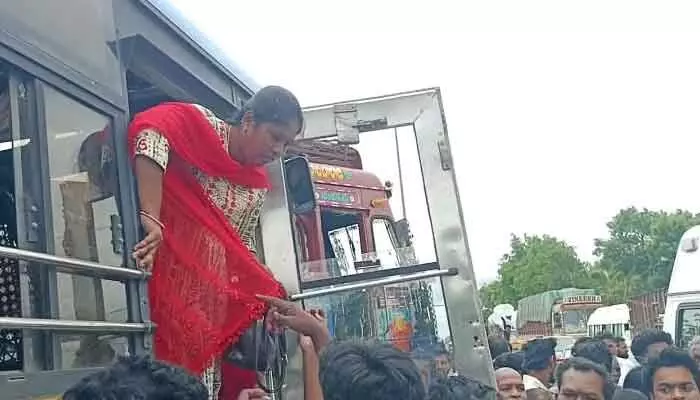 లారీని ఢీకొన్న ఆర్టీసీ బస్సు.. 10 మందికి తీవ్ర గాయాలు లారీని ఢీకొన్న ఆర్టీసీ బస్సు.. 10 మందికి తీవ్ర గాయాలు