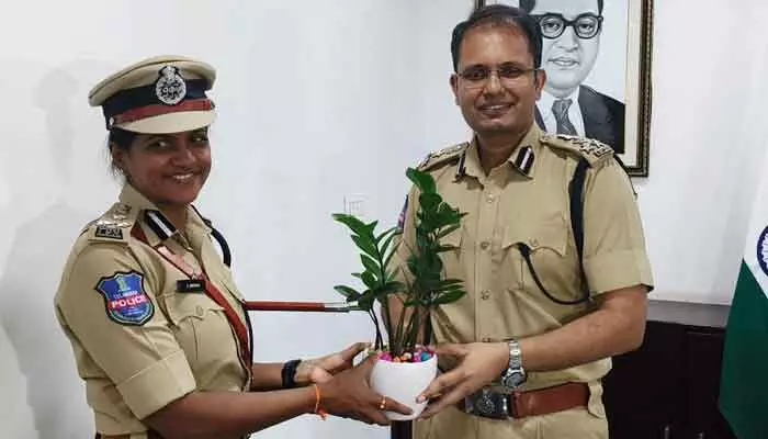 వరంగల్ పోలీస్ కమిషనర్గా ఎన్. శ్వేతారెడ్డి బాధ్యతల స్వీకరణ వరంగల్ పోలీస్ కమిషనర్గా ఎన్. శ్వేతారెడ్డి బాధ్యతల స్వీకరణ