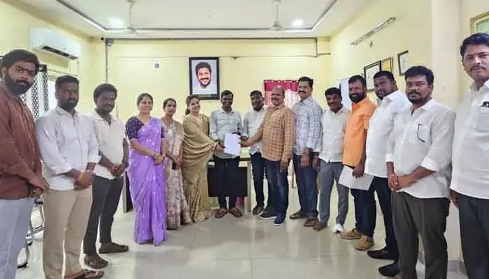 అక్రమ కట్టడాలపై చర్యలు తీసుకోవాలని బీజేపీ కౌన్సిలర్ల వినతి అక్రమ కట్టడాలపై చర్యలు తీసుకోవాలని బీజేపీ కౌన్సిలర్ల వినతి