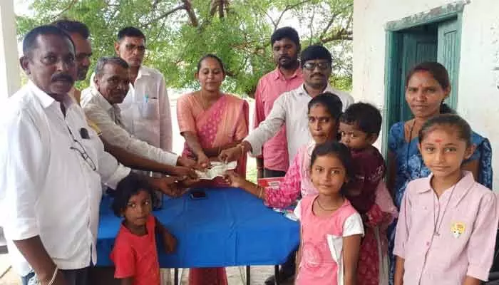 అన్నట్టుగానే.. విద్యార్థులకు రూ.1000 నజరానా..! అన్నట్టుగానే.. విద్యార్థులకు రూ.1000 నజరానా..!