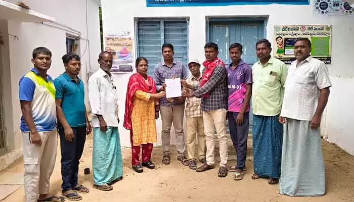 ఉపాధి హామీ చట్టాన్ని కొనసాగించాలి: రైతు సంఘం జిల్లా అధ్యక్షులు డిమాండ్ ఉపాధి హామీ చట్టాన్ని కొనసాగించాలి: రైతు సంఘం జిల్లా అధ్యక్షులు డిమాండ్