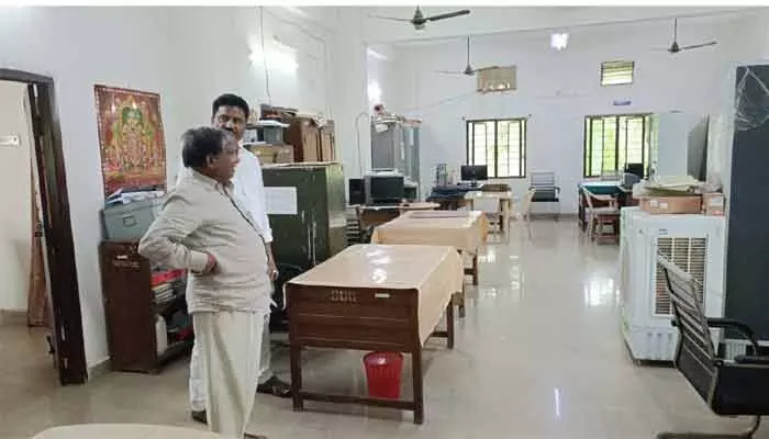 ప్రభుత్వ అధికారుల నిర్లక్ష్య వైఖరి.. మాజీ ఎమ్మెల్యే ఆగ్రహం ప్రభుత్వ అధికారుల నిర్లక్ష్య వైఖరి.. మాజీ ఎమ్మెల్యే ఆగ్రహం