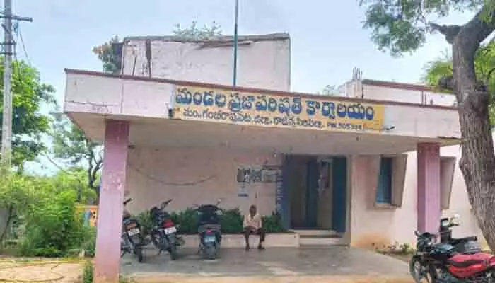గంభీరావుపేట ఎంపీడీవో కార్యాలయంలో తీవ్ర సిబ్బంది కొరత గంభీరావుపేట ఎంపీడీవో కార్యాలయంలో తీవ్ర సిబ్బంది కొరత