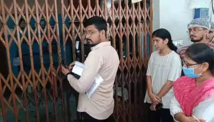 ఖారాలో బల్లి ఘటన.. స్వీట్ షాప్కు తాళం వేసిన ఫుడ్ సేఫ్టీ అధికారులు ఖారాలో బల్లి ఘటన.. స్వీట్ షాప్కు తాళం వేసిన ఫుడ్ సేఫ్టీ అధికారులు