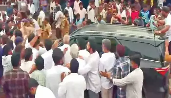 వైసీపీ నేతలపై చర్యలు తీసుకోవద్దు: ఏపీ హైకోర్టు వైసీపీ నేతలపై చర్యలు తీసుకోవద్దు: ఏపీ హైకోర్టు