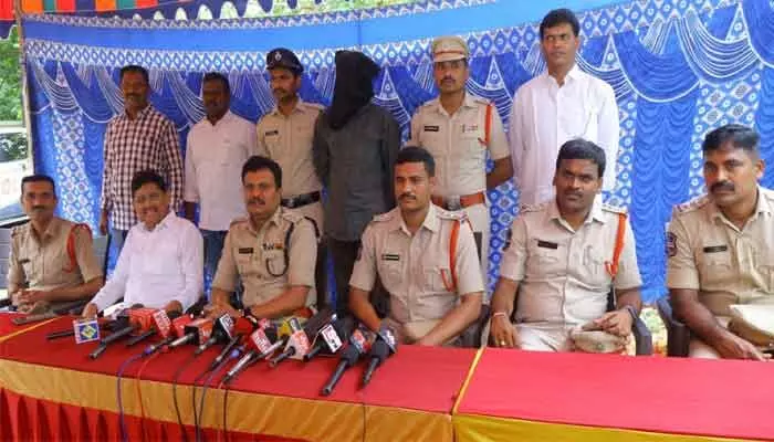 చోరీలకు పాల్పడుతున్న అంతర్రాష్ట్ర దొంగ అరెస్ట్ ...రిమాండ్ కు తరలింపు చోరీలకు పాల్పడుతున్న అంతర్రాష్ట్ర దొంగ అరెస్ట్ ...రిమాండ్ కు తరలింపు