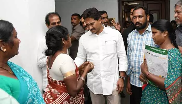 న్యాయ సహాయం అందిస్తాం.. అండగా ఉంటాం: మాజీ సీఎం జగన్ న్యాయ సహాయం అందిస్తాం.. అండగా ఉంటాం: మాజీ సీఎం జగన్