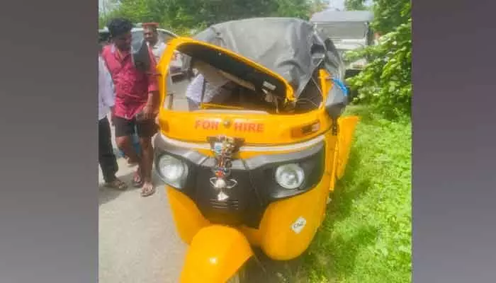 జీపును ఢీ కొన్న ఆటో.. ట్రాన్స్జెండర్ మృతి జీపును ఢీ కొన్న ఆటో.. ట్రాన్స్జెండర్ మృతి