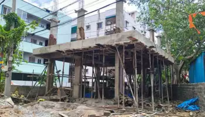 సర్కారు భూమిపై భవంతి నిర్మాణం..? సర్కారు భూమిపై భవంతి నిర్మాణం..?