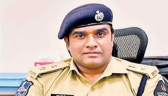 మైనర్ల చేతికి బైక్ ఇస్తే.. మీరూ జైలుకే...! మైనర్ల చేతికి బైక్ ఇస్తే.. మీరూ జైలుకే...!