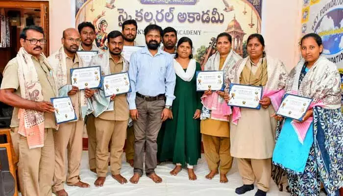 నిశ్శబ్ద సేవకులకు దక్కిన గౌరవం.. పోస్టల్ వర్కర్లకు ‘స్కై ఫౌండేషన్’ ఘన సత్కారం నిశ్శబ్ద సేవకులకు దక్కిన గౌరవం.. పోస్టల్ వర్కర్లకు ‘స్కై ఫౌండేషన్’ ఘన సత్కారం