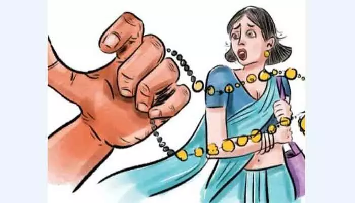 వృద్ధురాలి మెడలో బంగారం చోరీ వృద్ధురాలి మెడలో బంగారం చోరీ