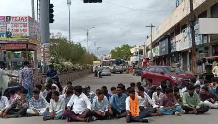 లాఠీచార్జీలతో ఉద్యమాన్ని అణచలేరు లాఠీచార్జీలతో ఉద్యమాన్ని అణచలేరు