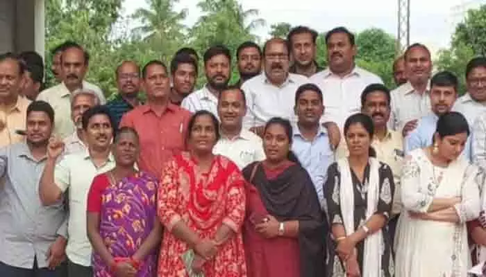 డీఎంహెచ్వో వేధిస్తున్నారని వైద్య ఆరోగ్యశాఖ సిబ్బంది ఆరోపణ డీఎంహెచ్వో వేధిస్తున్నారని వైద్య ఆరోగ్యశాఖ సిబ్బంది ఆరోపణ