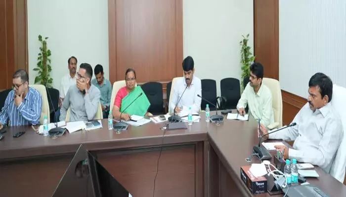 అక్రమ ఎంట్రీలకు చెక్.. ధరణి, భూ భారతిపై ప్రత్యేక కమిటీ అక్రమ ఎంట్రీలకు చెక్.. ధరణి, భూ భారతిపై ప్రత్యేక కమిటీ