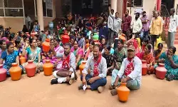మున్సిపల్ కార్యాలయం ఎదుట ఖాళీ బిందెలతో మహిళల ధర్నా