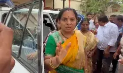 హామీలు అడిగితే రక్తం కళ్లజూస్తారా?.. పోలీసులపై రెచ్చిపోయిన కవిత హామీలు అడిగితే రక్తం కళ్లజూస్తారా?.. పోలీసులపై రెచ్చిపోయిన కవిత