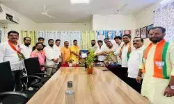 డాక్టర్ రాక కోసం వేచి చూసిన బీజేపీ నేతలు.. ఖాళీ కుర్చీకి వినతిపత్రం