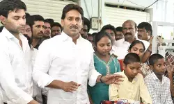 ‘సీఐని సీపీ.. సీఎం చంద్రబాబు డీజీపీని రక్షిస్తున్నారు: వైఎస్ జగన్ ‘సీఐని సీపీ.. సీఎం చంద్రబాబు డీజీపీని రక్షిస్తున్నారు: వైఎస్ జగన్
