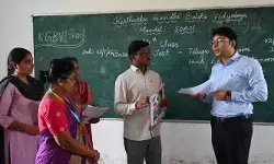 కలెక్టర్ కాదు.. క్లాస్ టీచర్.. విద్యార్థులకు స్వయంగా పాఠాలు చెప్పిన భవేష్ మిశ్రా కలెక్టర్ కాదు.. క్లాస్ టీచర్.. విద్యార్థులకు స్వయంగా పాఠాలు చెప్పిన భవేష్ మిశ్రా