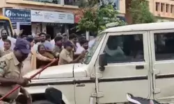 ప్రశ్న రావణ్‌ను తీసుకెళ్తున్న పోలీస్ వాహనంపై కోడిగుడ్లతో దాడి
