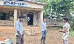 సమయపాలన పాటించని ప్రధానోపాధ్యాయుడిని మందలించిన సర్పంచ్.. వాగ్వాదం సమయపాలన పాటించని ప్రధానోపాధ్యాయుడిని మందలించిన సర్పంచ్.. వాగ్వాదం