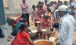 ఉడికి ఉడకని అన్నం వడ్డిస్తున్నారని విద్యార్థుల ఫిర్యాదు ఉడికి ఉడకని అన్నం వడ్డిస్తున్నారని విద్యార్థుల ఫిర్యాదు