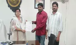 ఎన్యూమరేషన్ ఫారంను బీఎల్ఓ కు అందజేసిన కలెక్టర్