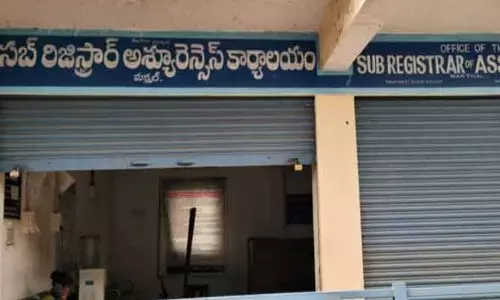 మక్తల్ రిజిస్ట్రేషన్ కార్యాలయంలో చక్రం తిప్పుతున్న జూనియర్