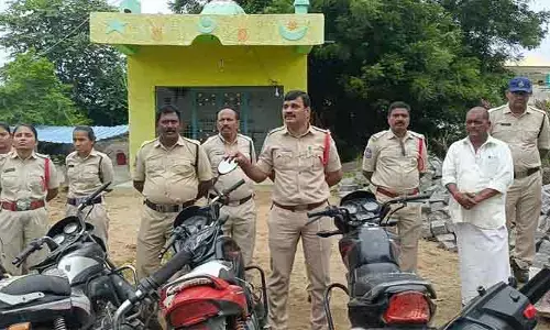 లచ్చ తండాలో పోలీసుల విస్తృత తనిఖీలు.. గంజాయి ఆచూకీ చెబితే రూ.5వేల బహుమతి!