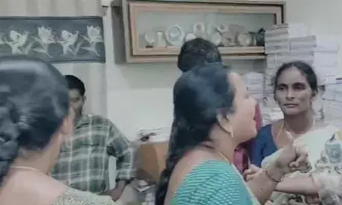 పాఠశాలలో పుస్తకాల విక్రయంపై గొడవ.. రంగంలోకి దిగిన డీఈఓ