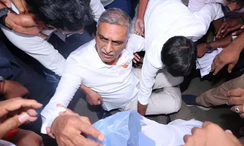 హరీష్ రావు తరలింపులో హై టెన్షన్.. పోలీసుల రూట్ మార్పులు.. వెంటాడుతున్న బీఆర్ఎస్ నేతలు!