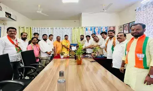 డాక్టర్ రాక కోసం వేచి చూసిన బీజేపీ నేతలు.. ఖాళీ కుర్చీకి వినతిపత్రం