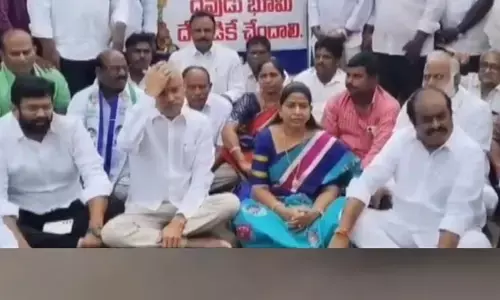 ఏలూరు కలెక్టరేట్ వద్ద ఉద్రిక్తత.. వైసీపీ నేతల బైఠాయింపు