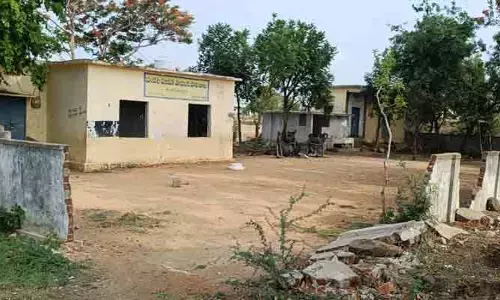 ప్రహరీ గోడ లేక విషసర్పాలకు నిలయంగా మారిన బడి.. పట్టించుకునేవారేరి?