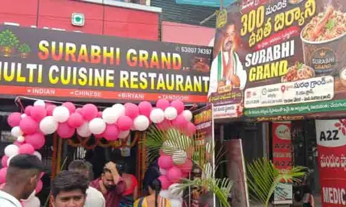 ఉచిత బిర్యానీ ప్యాకెట్ల పంపిణీలో గందరగోళం