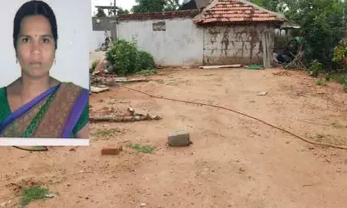 అధికారుల మాట నమ్మి ఇల్లు కూల్చింది.. ఇప్పుడు నిలువ నీడ లేక అవస్థలు