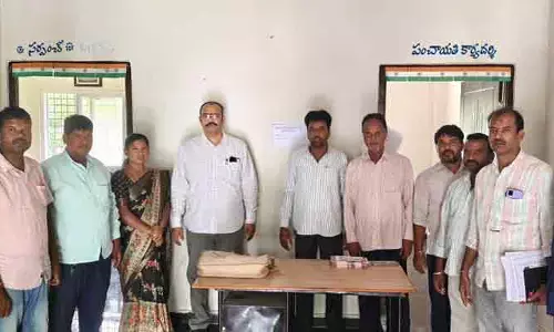 SIR దరఖాస్తులకు హెల్ప్‌డెస్క్ ప్రారంభం: తహశీల్దార్ శ్రీకాంత్