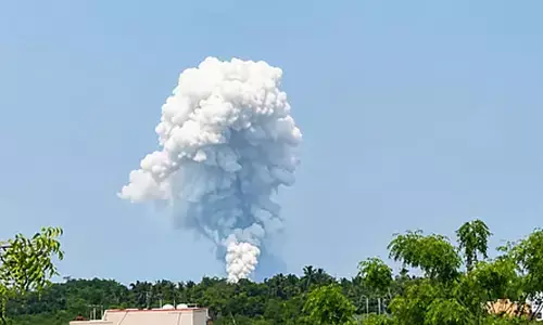 Breaking: శివకాశిలోని బాణసంచా కేంద్రంలో భారీ పేలుడు.. 15 మంది చిక్కుకున్నట్లు అనుమానం!