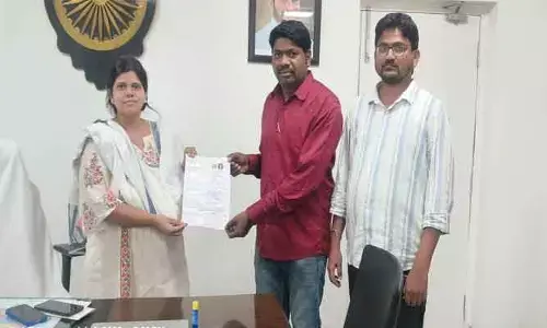 ఎన్యూమరేషన్ ఫారంను బీఎల్ఓ కు అందజేసిన కలెక్టర్