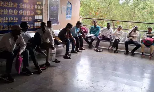 సీట్ల కోసం పాట్లు.. ఆఫీసర్ల కోసం పడిగాపులు!