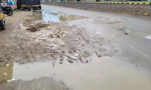 తారు రోడ్డు తవ్వారు.. మట్టి పోశారు
