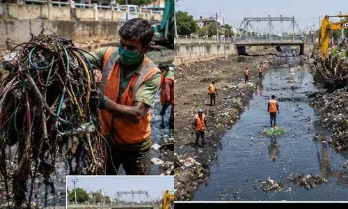 కేబుల్ వైర్లు, ప్లాస్టిక్ వ్యర్థాలు.. తీస్తున్న కొద్దీ పూడిక‌