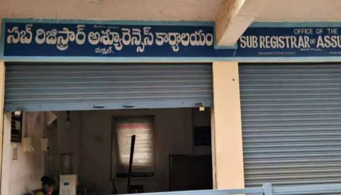 మక్తల్ రిజిస్ట్రేషన్ కార్యాలయంలో చక్రం తిప్పుతున్న జూనియర్ మక్తల్ రిజిస్ట్రేషన్ కార్యాలయంలో చక్రం తిప్పుతున్న జూనియర్