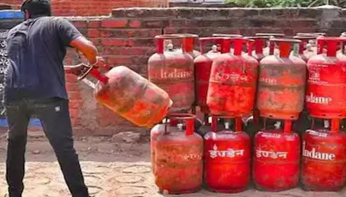 LPG Gas Price(July 02): తెలుగు రాష్ట్రాల్లో గ్యాస్ సిలిండర్ ధరలు LPG Gas Price(July 02): తెలుగు రాష్ట్రాల్లో గ్యాస్ సిలిండర్ ధరలు