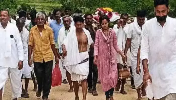 కూతురే కొడుకైంది.. తండ్రికి అంతిమ సంస్కారాలు నిర్వహించిన వైనం! కూతురే కొడుకైంది.. తండ్రికి అంతిమ సంస్కారాలు నిర్వహించిన వైనం!