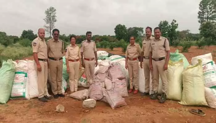 ఫీల్డ్ అసిస్టెంట్ కేతావత్ రాజేష్ వ్యవసాయ పొలంలో నల్ల బెల్లం ఫీల్డ్ అసిస్టెంట్ కేతావత్ రాజేష్ వ్యవసాయ పొలంలో నల్ల బెల్లం