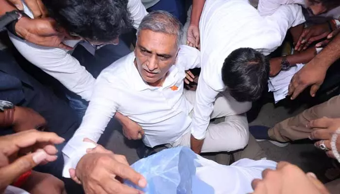 హరీష్ రావు తరలింపులో హై టెన్షన్.. పోలీసుల రూట్ మార్పులు.. వెంటాడుతున్న బీఆర్ఎస్ నేతలు! హరీష్ రావు తరలింపులో హై టెన్షన్.. పోలీసుల రూట్ మార్పులు.. వెంటాడుతున్న బీఆర్ఎస్ నేతలు!