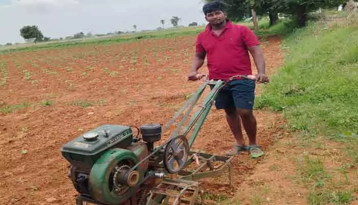 టెక్నాలజీతో వ్యవసాయాన్ని లాభసాటిగా మార్చిన యువ రైతు టెక్నాలజీతో వ్యవసాయాన్ని లాభసాటిగా మార్చిన యువ రైతు