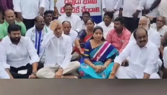 ఏలూరు కలెక్టరేట్ వద్ద ఉద్రిక్తత.. వైసీపీ నేతల బైఠాయింపు ఏలూరు కలెక్టరేట్ వద్ద ఉద్రిక్తత.. వైసీపీ నేతల బైఠాయింపు